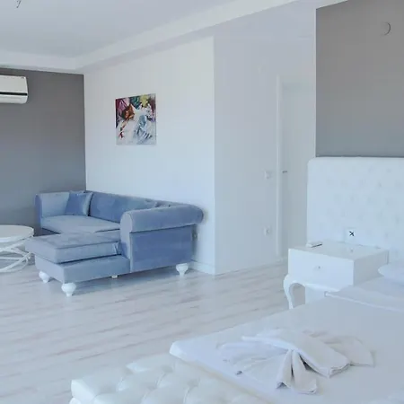 Oezel Bahceli Villa *