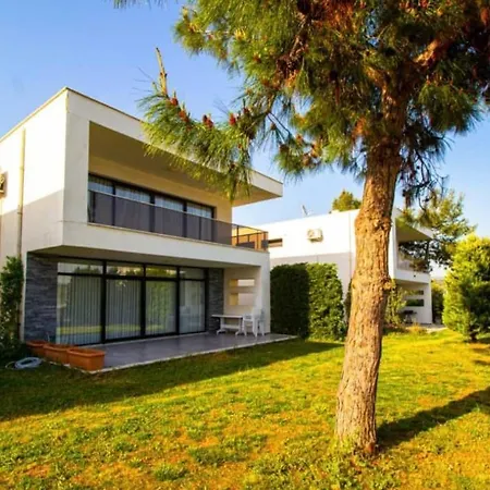 Oezel Bahceli Villa Kusadası